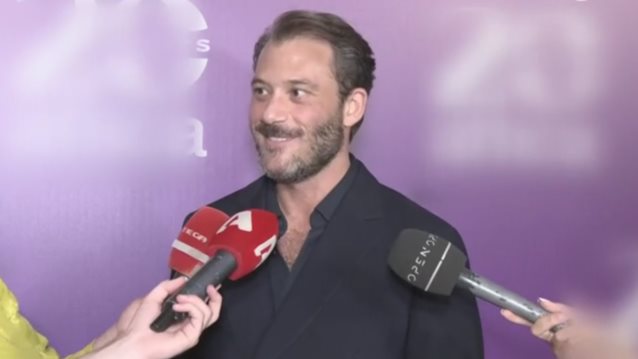 Ο Αντίνοος Αλμπάνης απαντά σε ερώτηση για το Maestro: "Ακούτε καλά;"