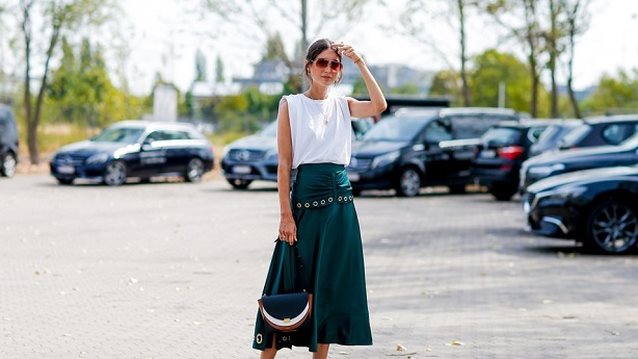 10+2 midi φούστες για να πετύχεις το πιο ενδιαφέρον office look: Φόρεσε μία από τις μεγαλύτερες τάσεις της σεζόν στο γραφείο