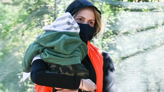 Η Τζένη Μπαλατσινού σε νέα εμφάνιση με τον γιο της