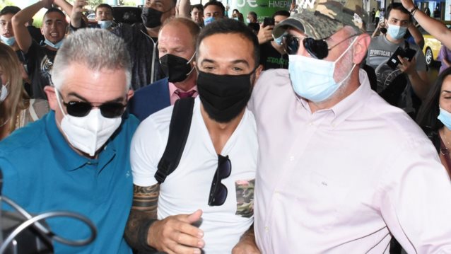 Ο Τριαντάφυλλος επέστρεψε στην Ελλάδα - Ο star του Survivor δημιούργησε το αδιαχώρητο στο "Ελευθέριος Βενιζέλος"