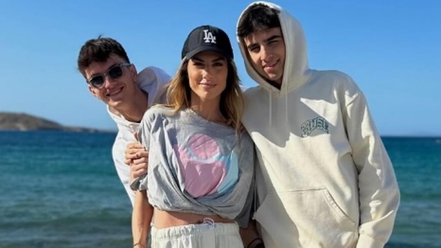 Η φωτογραφία της Ντορέττα Παπαδημητρίου με τους δύο γιους της και το τρυφερό μήνυμα