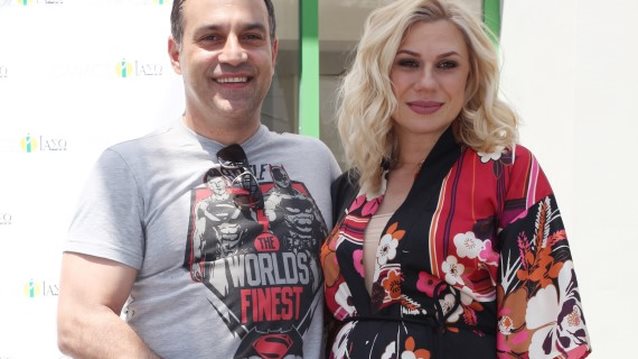 Κατερίνα Καραβάτου: Η έξοδος από το μαιευτήριο: Με τον Κρατερό Κατσούλη στο πλευρό της