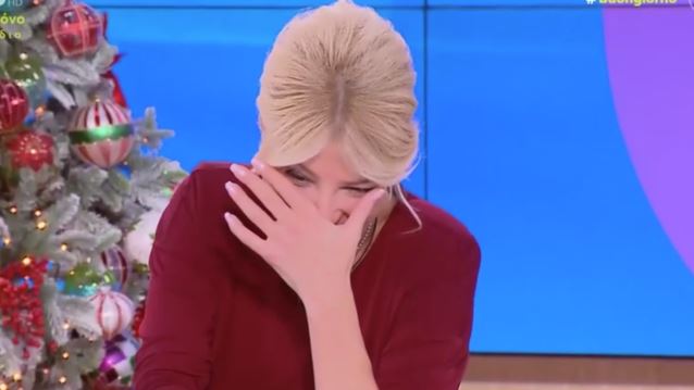 Η Φαίη Σκορδά σε αμηχανία on air - "Σε είχαν βγάλει να σε βρίσουν σε εκπομπή και σε υπερασπίστηκα"