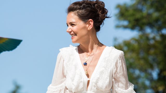 Katie Holmes | Έκανε τον πιο απροσδόκητο συνδυασμό με ένα πουκάμισο