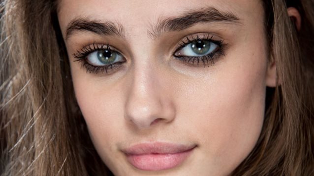 Tightlining
: Πώς θα δώσεις ένταση στο βλέμμα χωρίς μάσκαρα ή ψεύτικες βλεφαρίδες)