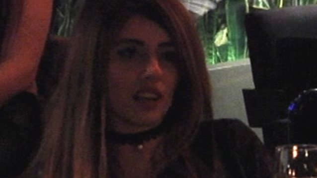 Μίνα Αρναούτη: Η πρώτη τηλεοπτική εμφάνιση μετά το τροχαίο με τον Παντελίδη: Υποβασταζόμενη σε βραδινή της έξοδο