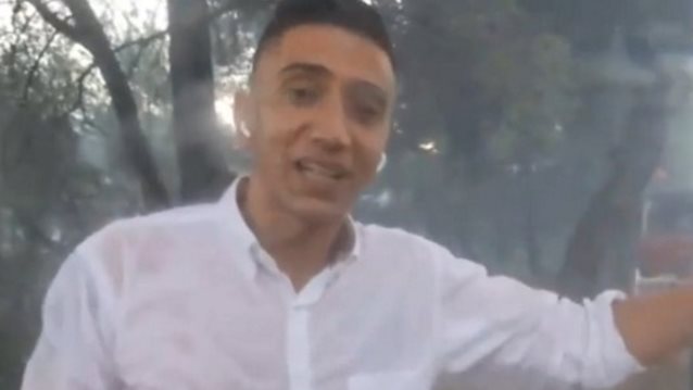 Μίλτος Σακελλάρης | Η στιγμή που ο ρεπόρτερ του ΣΚΑΙ δέχεται εναέρια ρίψη νερού από Canadair