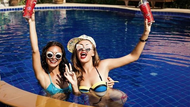 «Ψάχνονται» οι γυναίκες στις διακοπές;: Αυτοί είναι οι λόγοι που τις κάνουν... κυνηγούς!