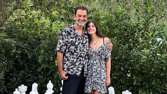 Πανέμορφο παρανυφάκι η 9χρονη Τζένη Καζάκου | Με πριγκιπικό φόρεμα στον γάμο του πατέρα της, Κωνσταντίνου Καζάκου με την Ιωάννα Μουρτζούκου