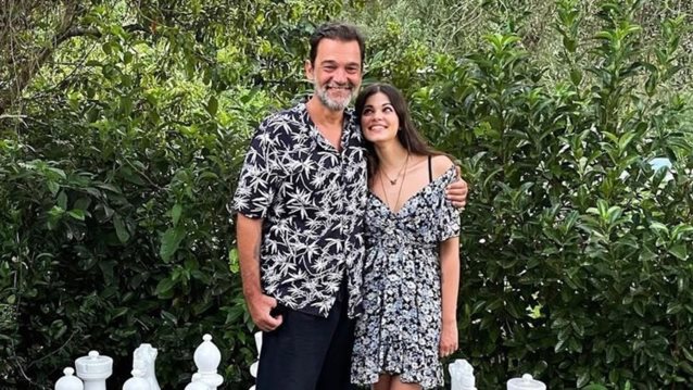 Πανέμορφο παρανυφάκι η 9χρονη Τζένη Καζάκου | Με πριγκιπικό φόρεμα στον γάμο του πατέρα της, Κωνσταντίνου Καζάκου με την Ιωάννα Μουρτζούκου