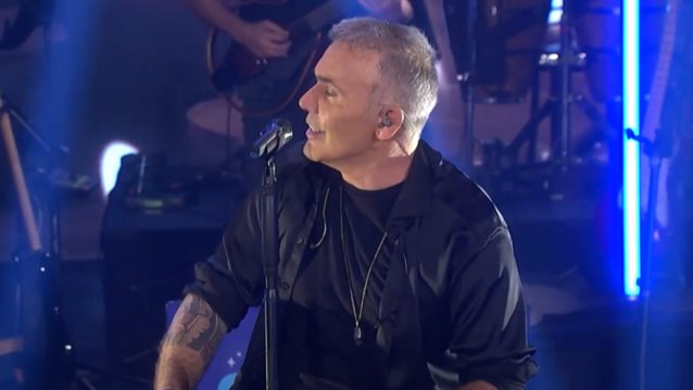 Σπίτι με το MEGA: Δείτε τον Στέλιο Ρόκκο να ερμηνεύει το &quot;Έμεινα Εδώ&quot;