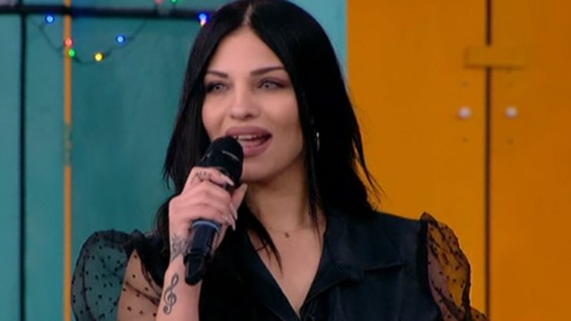 Βίλλυ Ραζή: Μάδησε... μαργαρίτες στο «Καλό Μεσημεράκι» και τρέλανε τον Μουτσινά