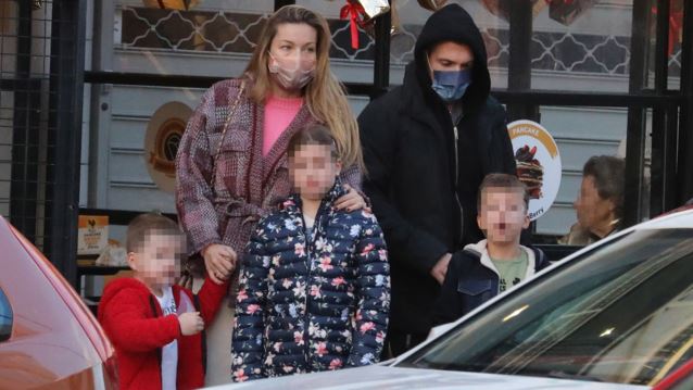 Μαριέττα Χρουσαλά &amp; Λέων Πατίτσας σε σπάνια οικογενειακά στιγμιότυπα στη Γλυφάδα