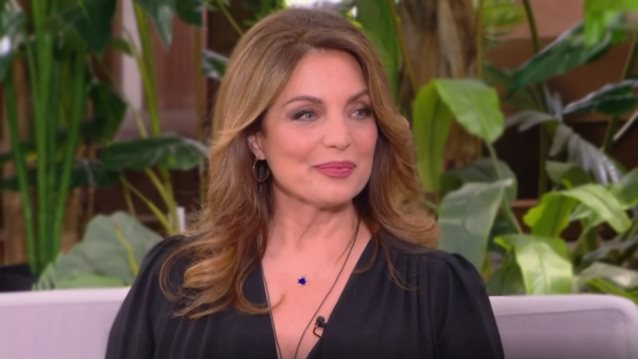 H Άντζελα Γκερέκου μπαίνει στην κουζίνα &amp; ετοιμάζει αυθεντική γαλατόπιτα – Το πείραγμα στον &quot;Πότη&quot; από τη &quot;Γη της Ελιάς&quot;