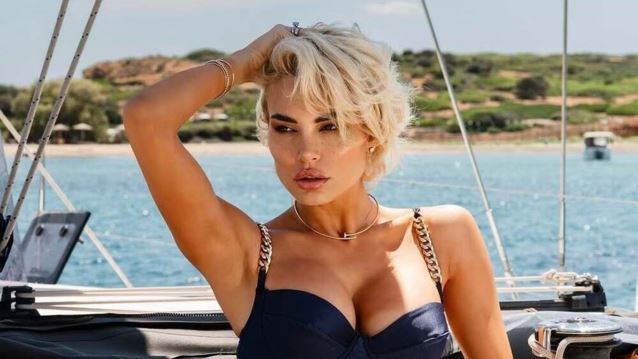 Η Αλεξάνδρα Παναγιώταρου στην αγκαλιά του συντρόφου της στην Κεφαλονιά