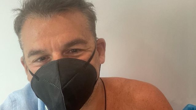 Ο Γιώργος Λιάγκας αποκάλυψε το απίστευτο περιστατικό που του συνέβη όταν πήγε να εμβολιαστεί