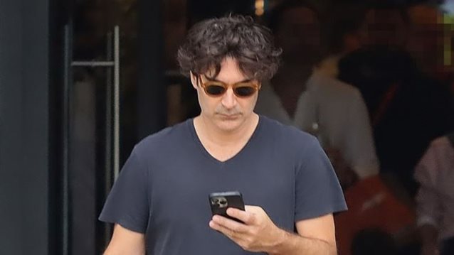 Ο Χριστόφορος Παπακαλιάτης με αθλητικό look για αγορές στα καταστήματα