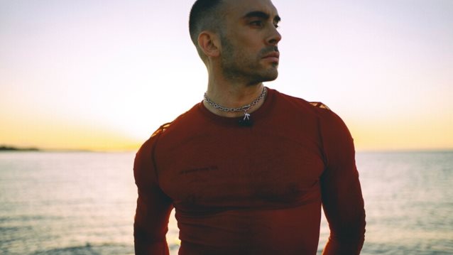 Ο Ιάσονας Μανδηλάς τραγουδά πως είναι... &quot;Τρελός Για Σένα&quot;