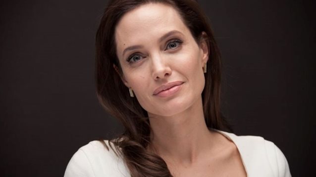 Angelina Jolie: Mιλά για τη μητέρα της και το πώς νιώθει που μεγαλώνει