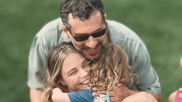 Ο Γιώργος Χρανιώτης απαθανατίζει τον γιο του να τρώει γλυκά pancakes σε brunch spot του Ναυπλίου