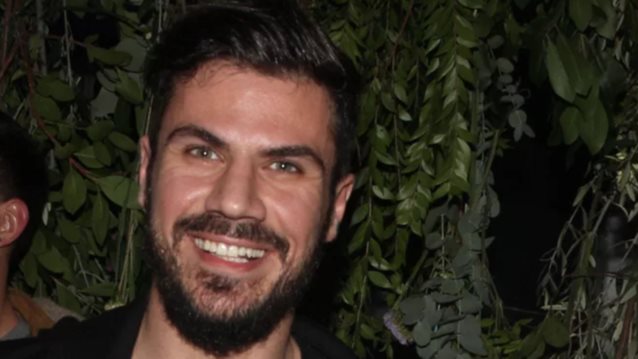 O Άκης Πετρετζίκης απαθανατίζει των τρεισήμισι μηνών γιο του! Δείτε τη φωτογραφία