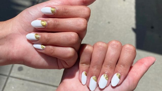 Πώς να κάνεις εύκολα και γρήγορα το πιο γιορτινό μανικιούρ σπίτι σου