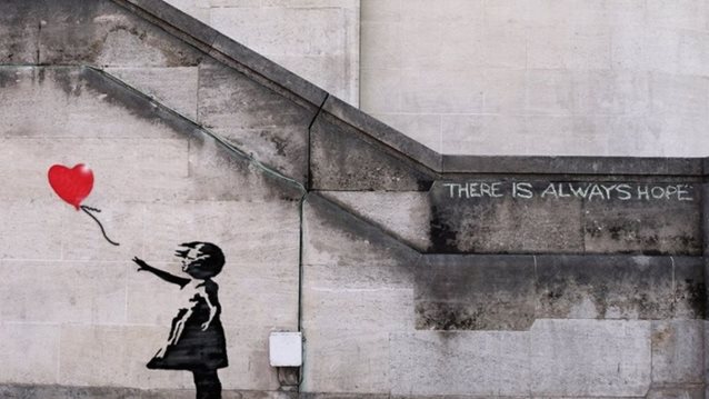 Το κορίτσι με το κόκκινο μπαλόνι του Banksy: Από στένσιλ σε ένα βρωμικο τοίχο, σε νο 1 αγαπημένο έργο τέχνης των Βρετανών