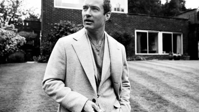 O Jude Law Έρχεται Στο Esquire: Και θα καταλάβεις γιατί είναι ο εκπρόσωπος του Θεού στη Γη