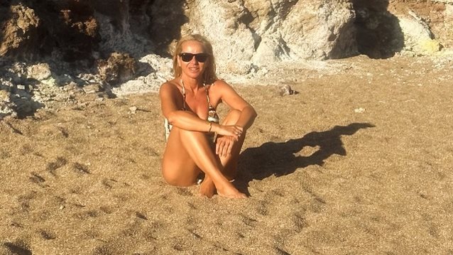 H Μαρία Μπεκατώρου υποδέχεται τον Αύγουστο μόνο με τον μαγιό της (και τον σκυλάκο της)