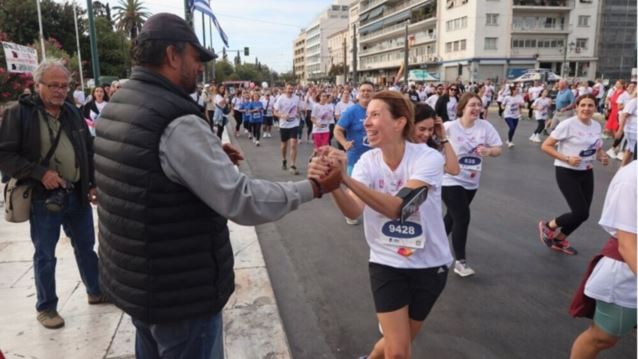 Ανησυχία για την υγεία του Πάνου Ρούτσι: Συγκλονιστικές στιγμές στο Σύνταγμα με δρομείς να τον αγκαλιάζουν [εικόνες - βίντεο]