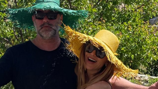 Δέσποινα Βανδή &amp; Βασίλης Μπισμπίκης ποζάρουν πιο ερωτευμένοι από ποτέ στο πρώτο τους Πάσχα!