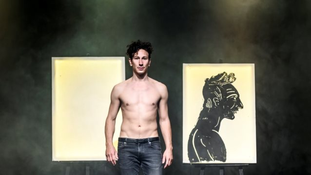 &quot;Αίας&quot; του Σοφοκλή | Η μεγάλη επιτυχία συνεχίζεται στο Θέατρο Αλκυονίς - Δείτε το εορταστικό πρόγραμμα των παραστάσεων