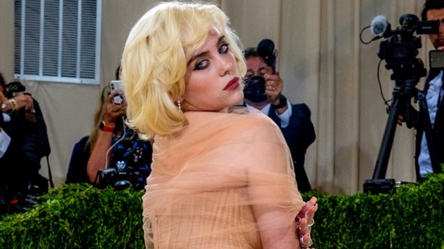 Η Billie Eilish συνεχίζει να καταρρίπτει το ένα ρεκόρ μετά το άλλο