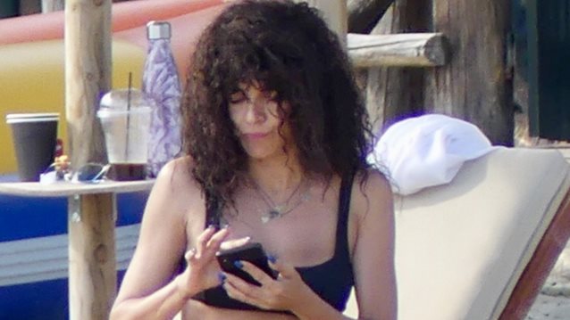 Η Μαρία Σολωμού ξεκίνησε τις διακοπές της από τη Σκιάθο