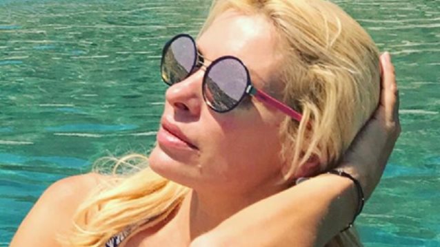 Ελένη Μενεγάκη: Στην Άνδρο με τον Μάκη Παντζόπουλο! Η καυτή εμφάνιση με μαγιό