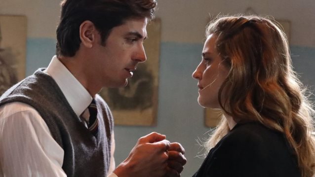 Μόνο στο Yupiii: Αυτό είναι το τρίτο πρόσωπο που μπαίνει ανάμεσα σε Ελένη &amp; Λάμπρο στις "Άγριες Μέλισσες"