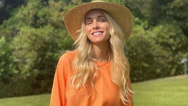 Πώς θα ντυθείς για να γίνεις νονά με έμπνευση από τη Δούκισσα Νομικού