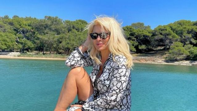 Η Ελένη Μενεγάκη ποζάρει με το μπικίνι της και αναζητά λίγη δροσιά