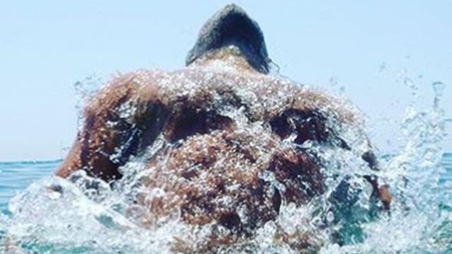 Σπύρος Χαριτάτος: Οι εντυπωσιακές φωτογραφίες στη θάλασσα