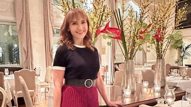 Μάρα Ζαχαρέα | Ποζάρει στα λευκά στο πιο όμορφο κυκλαδίτικο τοπίο