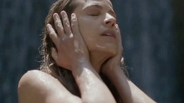 &quot;Μάγισσα&quot; | Η Έλλη Τρίγγου εμφανίστηκε ημίγυμνη - &quot;Έλιωσε&quot; το Twitter με την σκηνή του φιλιού