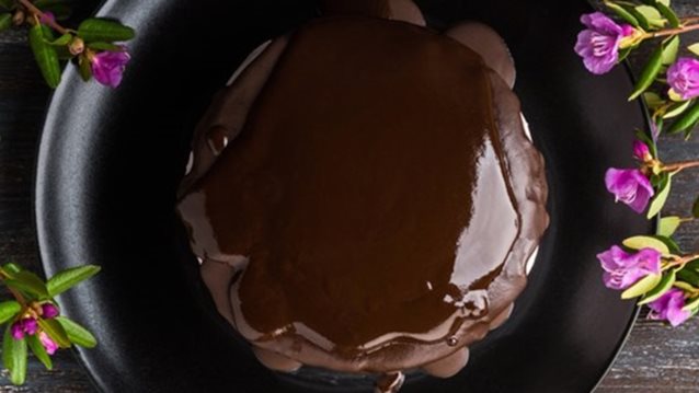 Συνταγή: Σιροπιαστή Σοκολατόπιτα με Ελαιόλαδο: Ένα από τα πιο λαχταριστά γλυκά