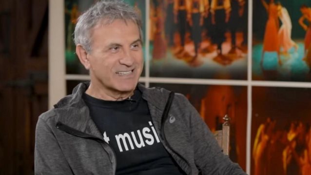 Αντέδρασε ο Γιώργος Νταλάρας: &quot;Οφείλω να προστατεύσω ένα σύστημα αξιών που μου χάρισε η μητέρα μου&quot;