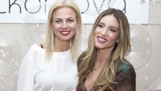 Η Αθηνά Οικονομάκου φωτογραφίζει τον Μάξιμο Μιχόπουλο μαζί με την κόρη της Χριστίνας Κοντοβά