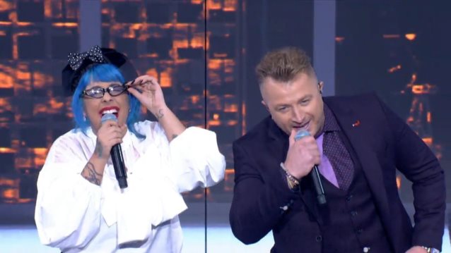 J2US | Η Super Kiki δεν αντεξε κι εβγαλε τις γοβες της on stage