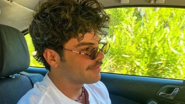 Με baggy jeans και φούτερ με κουκούλα | Η street style εμφάνιση του Άγγελου Λάτσιου