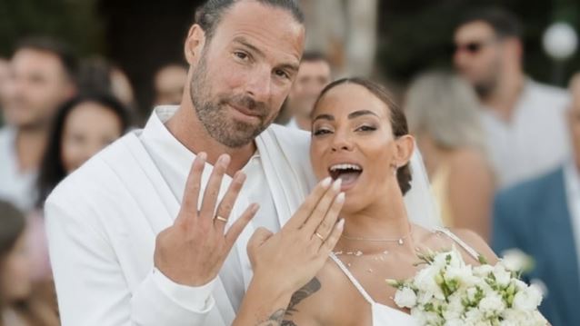 Νύφη στην αγκαλιά των γονιών της | Η σπάνια φωτογραφία της Ευρυδίκης Βαλαβάνη από τον γάμο της με τον Γρηγόρη Μόργκαν