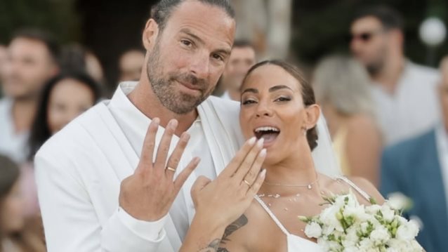 Νύφη στην αγκαλιά των γονιών της | Η σπάνια φωτογραφία της Ευρυδίκης Βαλαβάνη από τον γάμο της με τον Γρηγόρη Μόργκαν