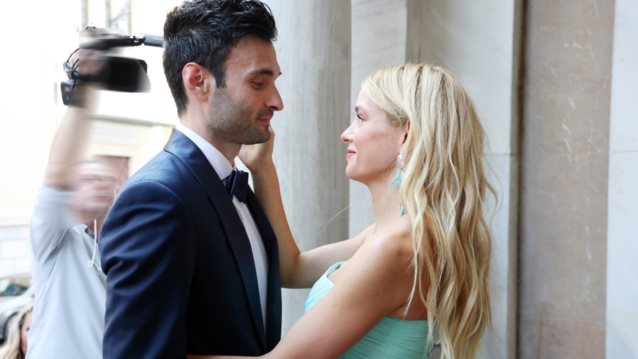 Συγκινημένη η Δούκισσα Νομικού στον γάμο του αδερφού της | Φωτογραφίες