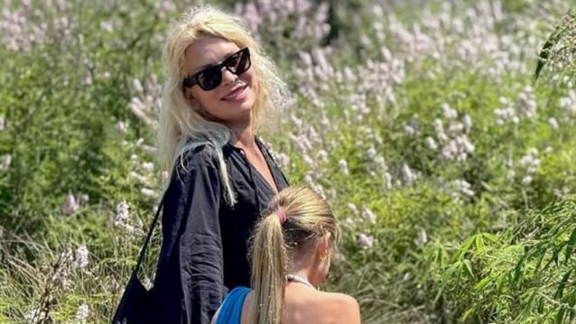 Η Ελένη Μενεγάκη ποζάρει με τη Μαρίνα Παντζοπούλου και της εύχεται για την ονομαστική της γιορτή